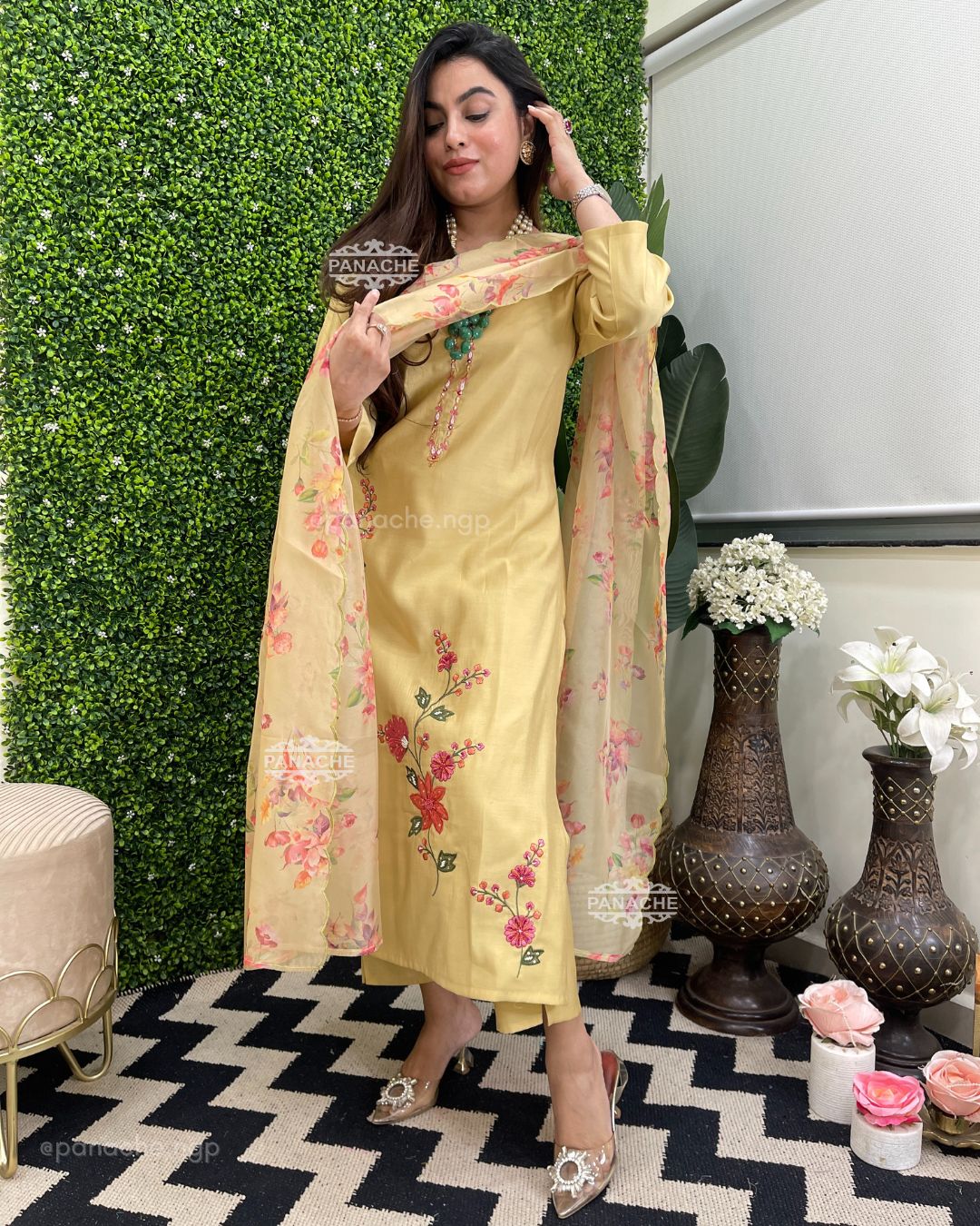 Applique pastel suit