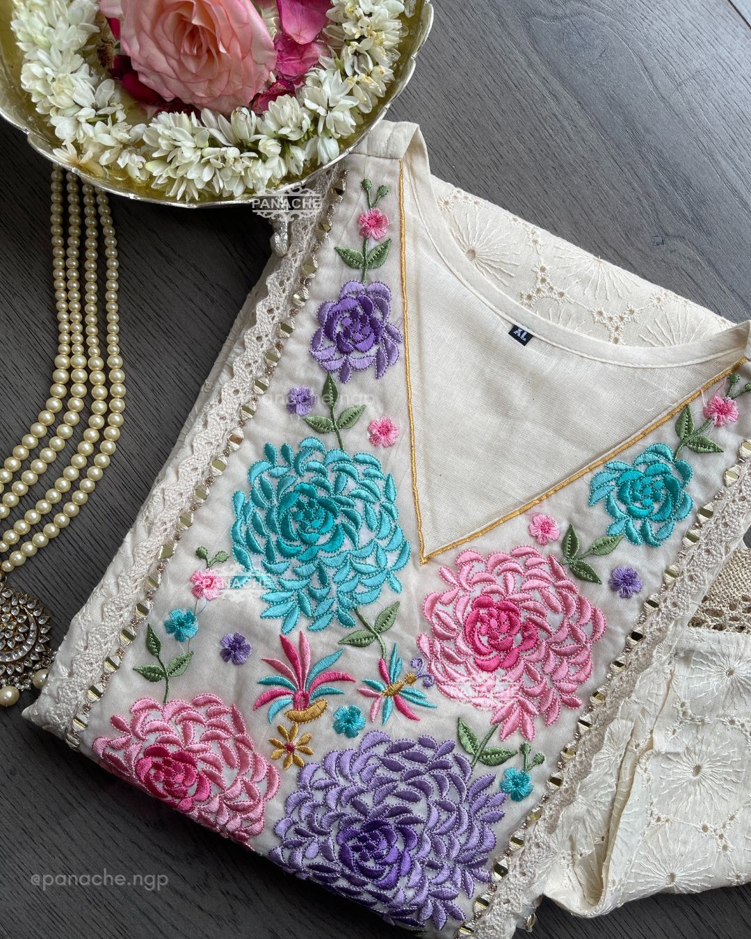 Hakuba embroidered and handpainted set