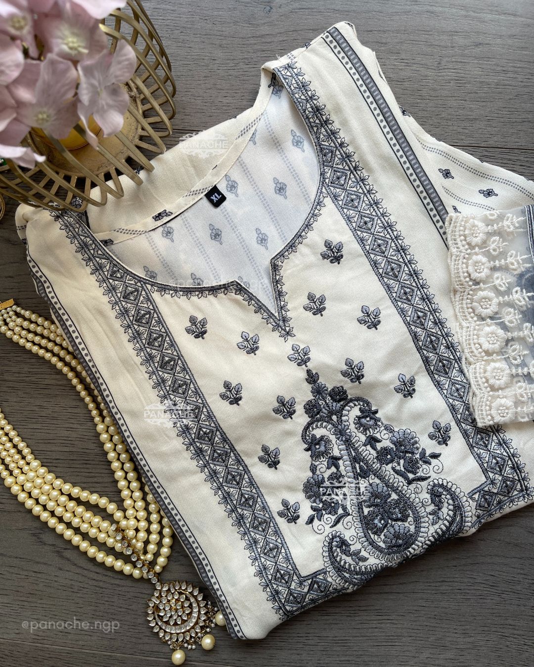 Placement monochrome suit