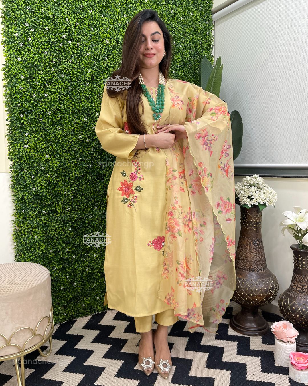 Applique pastel suit