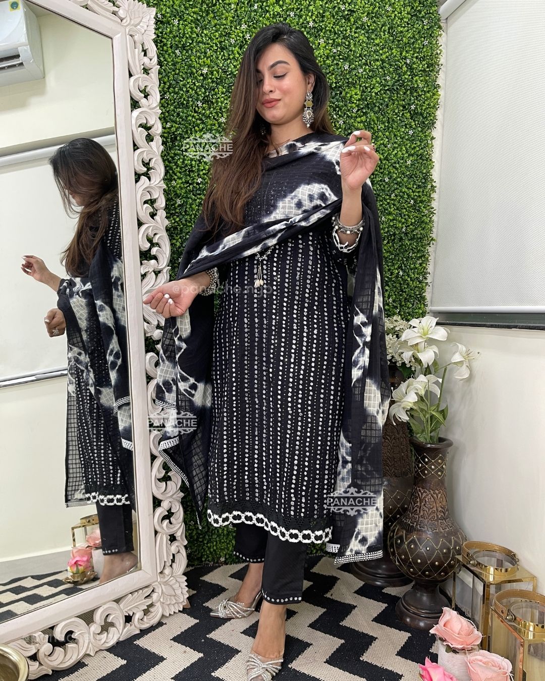 Mirror work on monochrome set