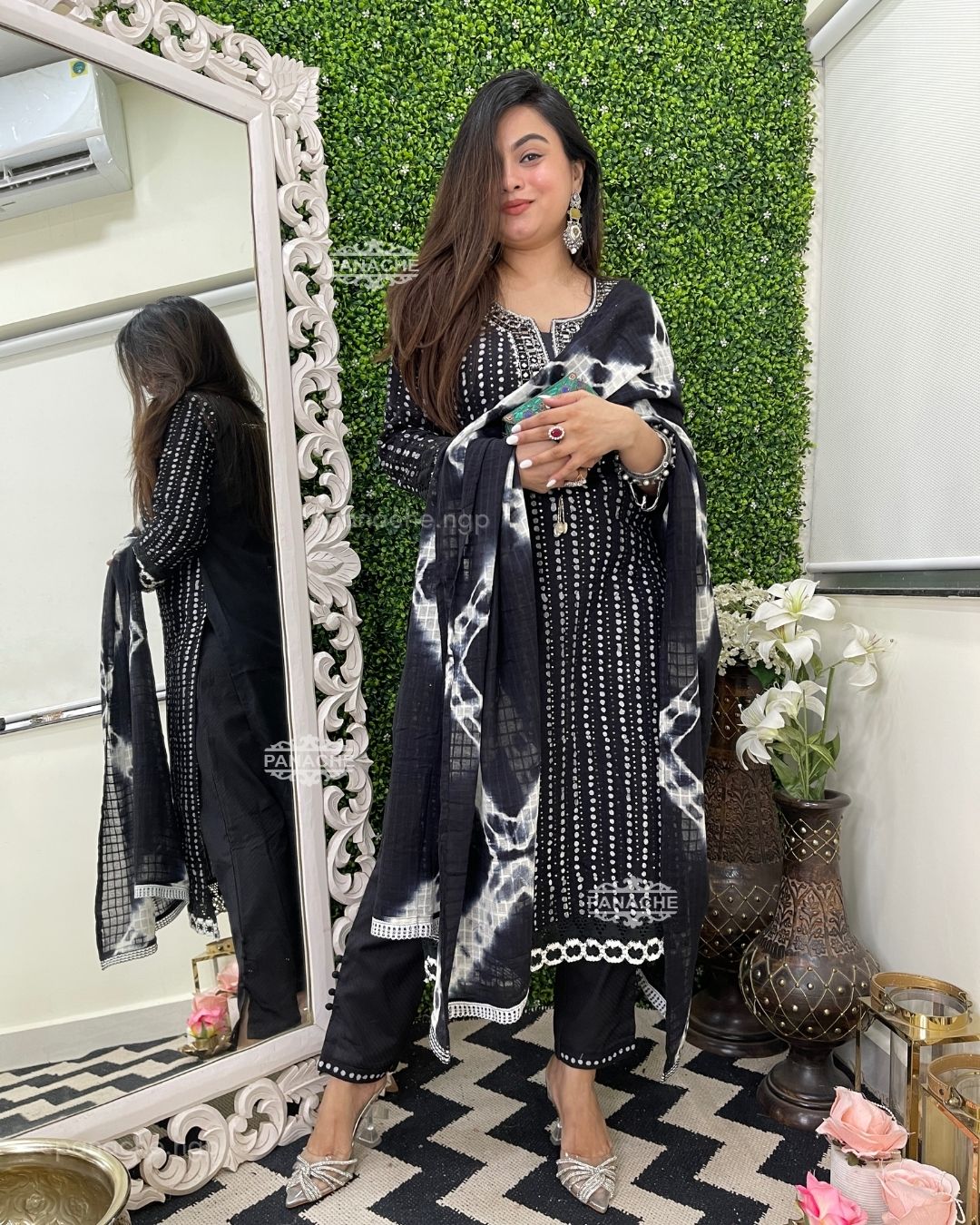 Mirror work on monochrome set