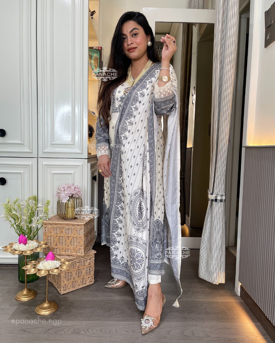 Placement monochrome suit