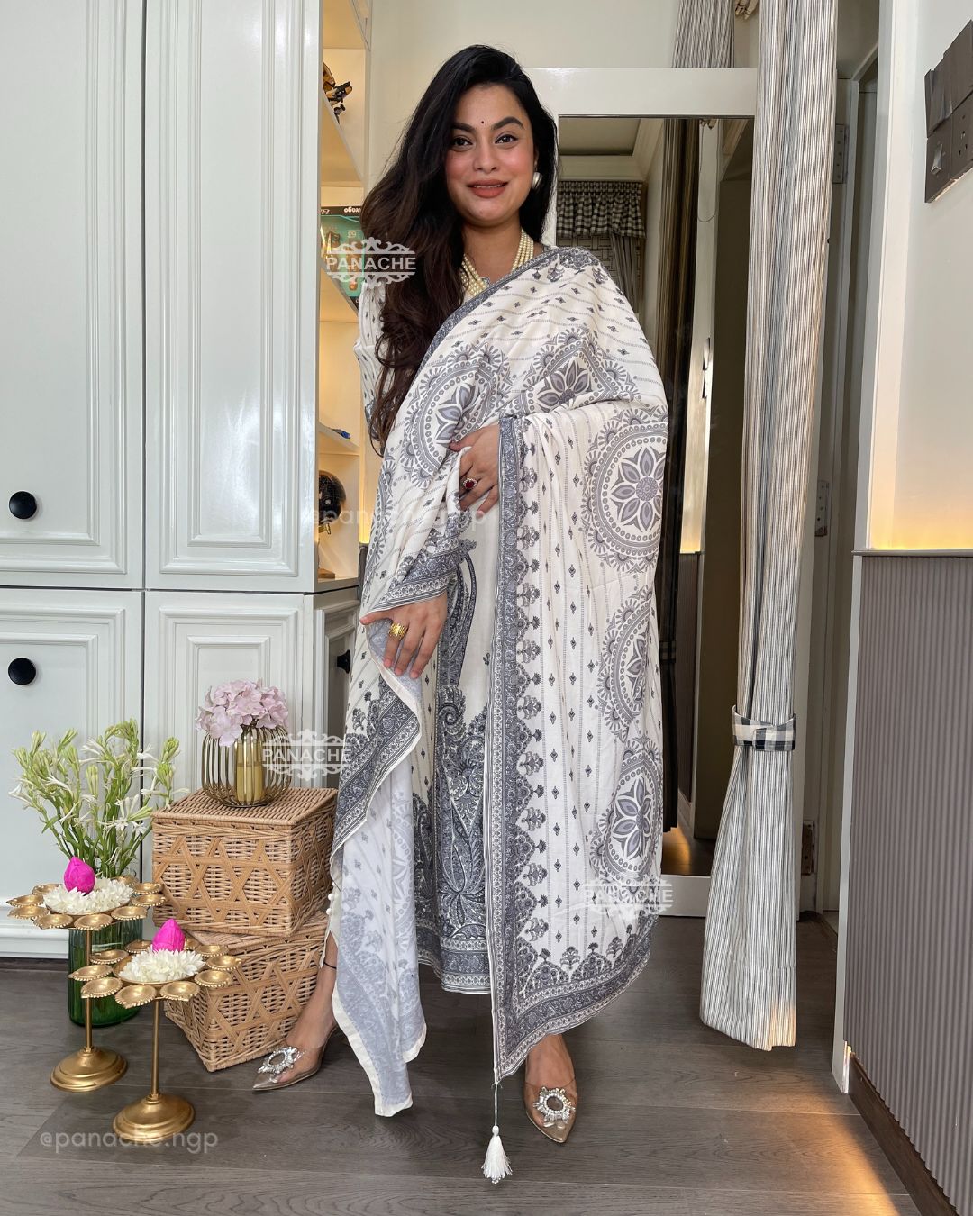 Placement monochrome suit