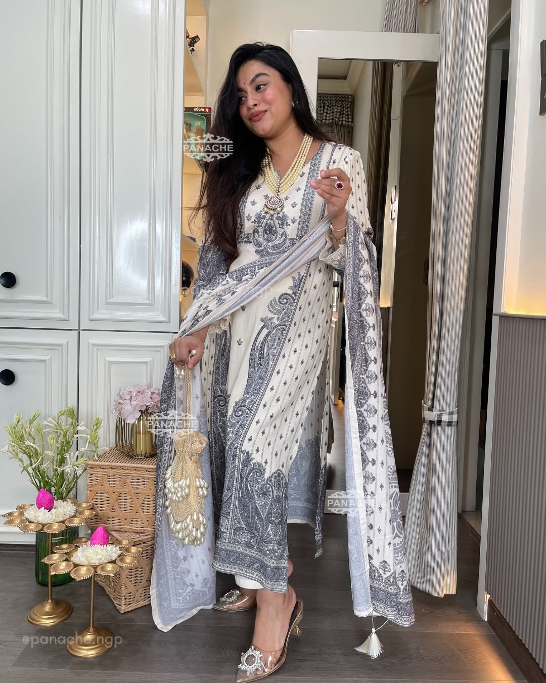 Placement monochrome suit