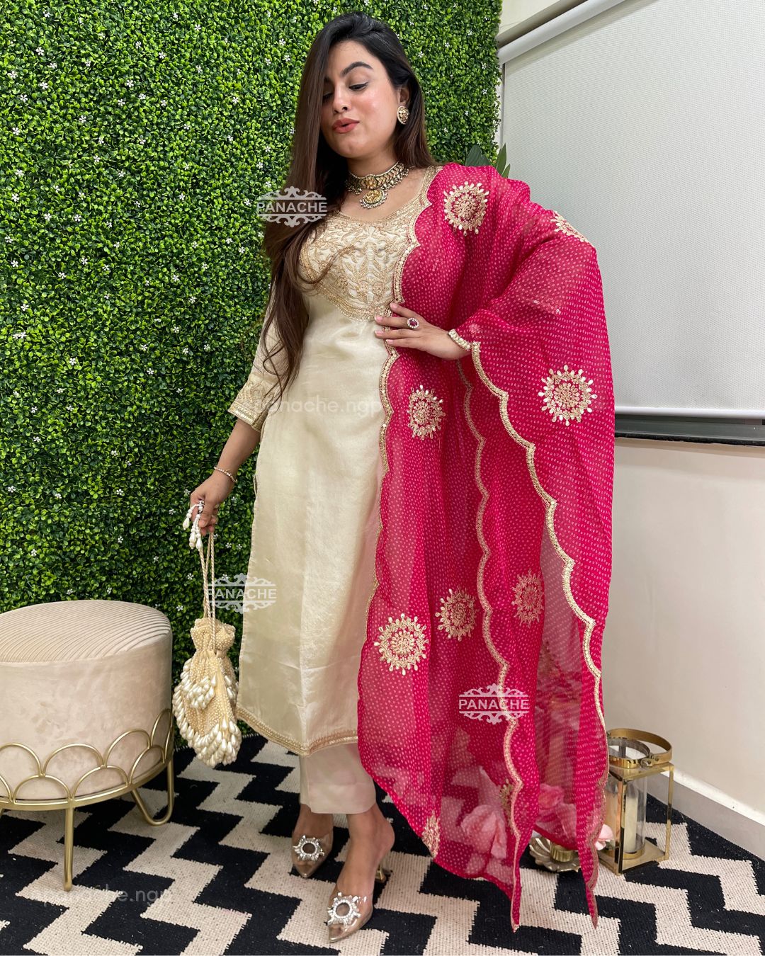 Gold and leheriyan set