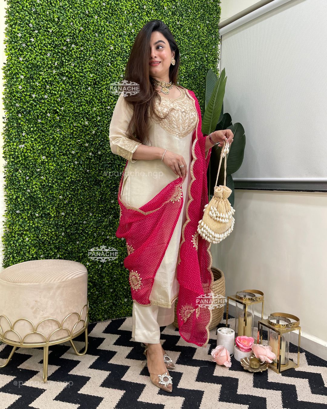 Gold and leheriyan set