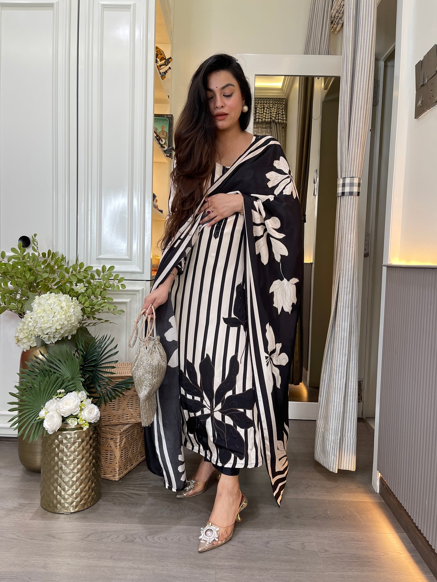 Monochrome pure crepe suit set